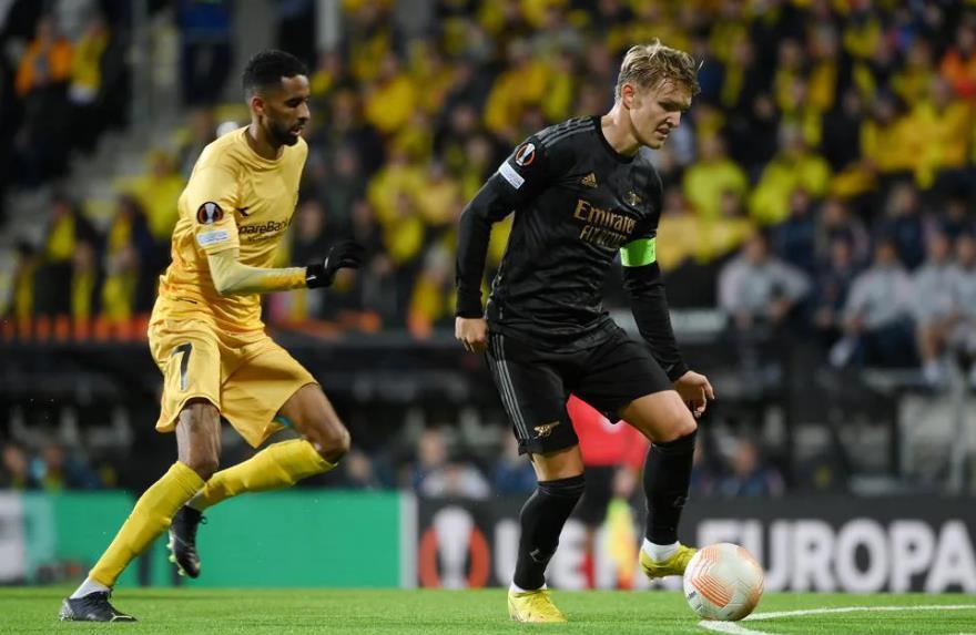 关于阿森纳今晨再遭质疑；志在欧联名次提升；球迷炸锅；更衣室氛围转暖的信息